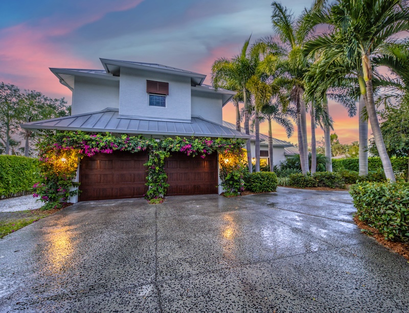 White House With Climbing Flowers In Venice, Florida (800 Px)